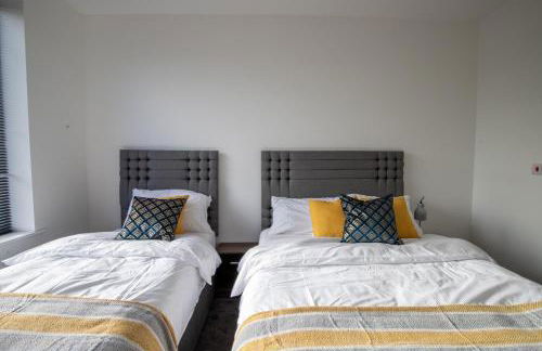 Luxury Deluxe - 4 bedrooms Villa - 6 beds - 10 Guests - Private Parking - Contractors Welcome - Trafford Stretford - Foto 15