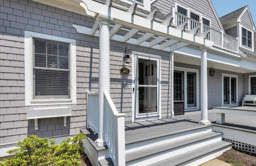 Stay 1 Block from Ocean at 7-Bed Retreat with Yard, Deck and Game Room, Host Up to 22 Across 16 Beds, Gas Fireplace, Gas Grill, Ample Parking, Walk to Menauhant Beach, Perfect for Family Getaway, 24 Hr Hospitality - Foto 22