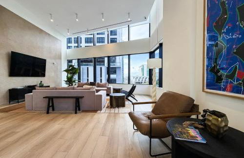 City Skyline Views & Rooftop Pool at District 225 - Foto 57