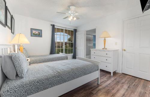 Family Home w/ Pool & Water Views, Near Disney - Foto 13