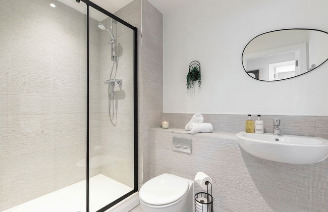 Beautiful 2 Bedroom Apartment With Parking in The Docks - Photo 13