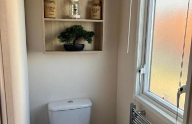 Lakeside Holiday Home with Hot Tub - Foto 15