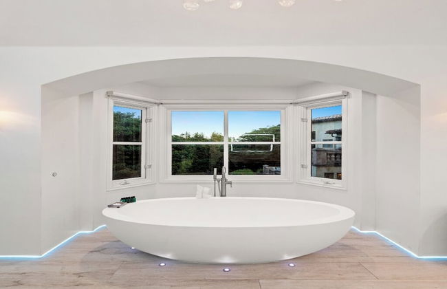 Carolwood - Modern Tuscan Villa With Rolling Lawns and Loggia in Holmby Hills - Photo 32