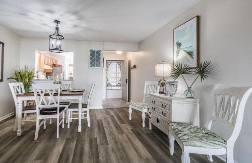 First Floor Condo - Walking distance to beach and pools! - Foto 13