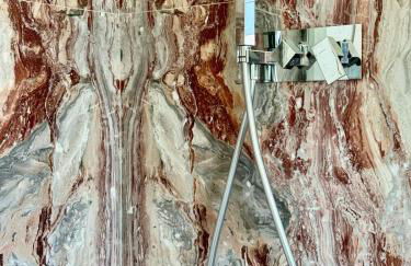 Top floor design apt, 3bd, 2bt! - Photo 3