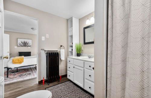 Roomy Central Hub, Games, Fire Pit & Downtown Fun - Foto 22