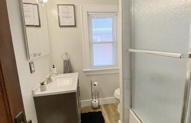 Lux 3BR, Steps from Airport, U of R & Grocery Stores - Foto 16