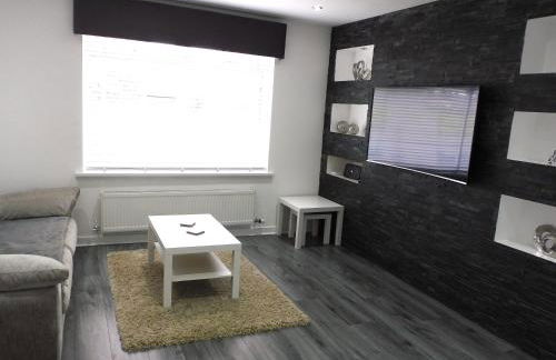 Beautiful 3 bedroom home with large garden 35 mins to Glasgow & Edinburgh - Photo 1