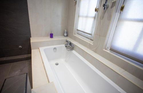 Τraditional fully detached villa on a luxurious hillock of Thessaloniki with its own garden also for family & wedding gatherings for 10 to 25 people only 15 minutes from airport - Foto 68