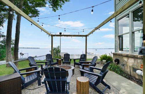 6BR Houghton Lake House with Indoor Pool, Hot Tub and Golf Simulator - Photo 5