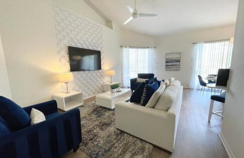 556 Gorgeous home with Pool and Spa Not Overlooked at Back 3 Bedrooms and 2 Full Bathrooms - Foto 29