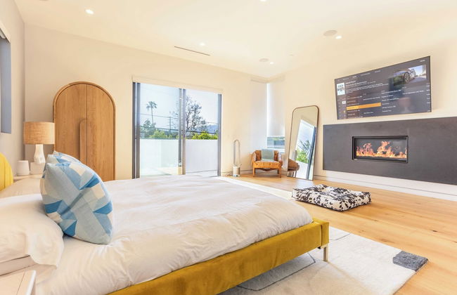 Luxe Weho Villa, Walk to Melrose Ave, Pool + Hot Tub North Vista by Avantstay - Photo 28