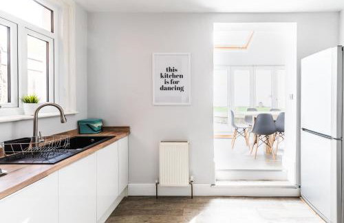 Eden Cottage - 9 Guests, Sea Views, Central Cowes, Ferry Deal - Foto 5