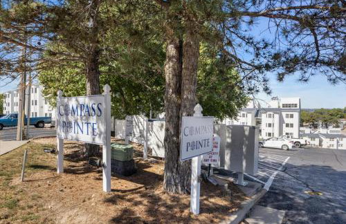 Lakefront Osage Beach Condo + Workspace w/ Pool Views - Foto 53