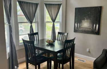 Jungle House Columbus Downtown Free Parking Sleeps 8 - Near Convention Center & Nationwide Arena - 2BR Short North Luxury Home - Over 5,800 Five Star Stays - Foto 7