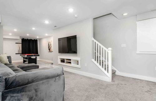 Family-Friendly 4BR Retreat Sleeps 12, Private Yard, Garage, Close to Stadiums, Casino & Downtown - Foto 25