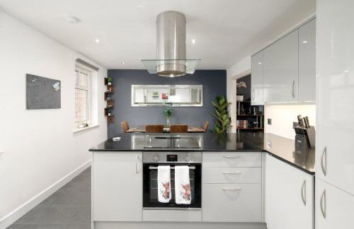 Stylish 2-Bed Flat with Balcony Near Haymarket - Pass the Keys - Foto 14