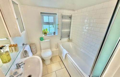 Gateman's Cottage - Three Bedroom Detached Home - Free Parking - Close to New Forest and Beaches - Photo 12