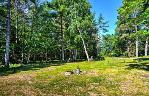 Cozy Manistique Cabin with Deck, Grill and Fire Pit! - Foto 23