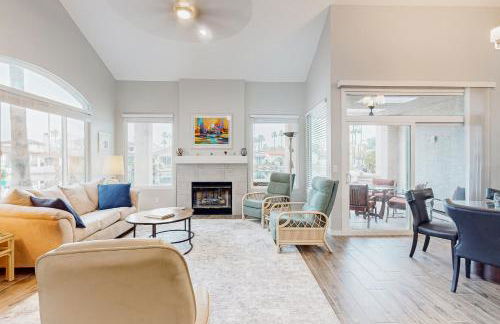 Lake view desert stay with pool, patio, grill, & smart TVs - snowbird-friendly - Foto 9