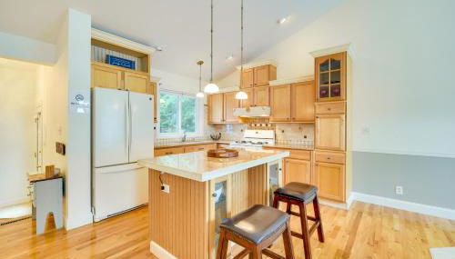 Spacious Lakefront New Auburn Home with Sunroom - Foto 2