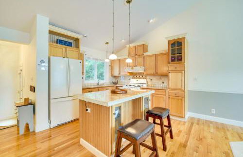 Spacious Lakefront New Auburn Home with Sunroom - Foto 2