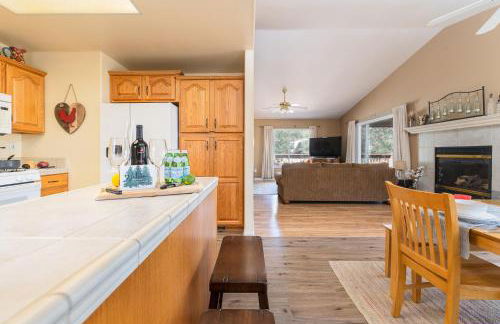 Lazy Squirrel - Cozy Family House with Full Game Room - Foto 19