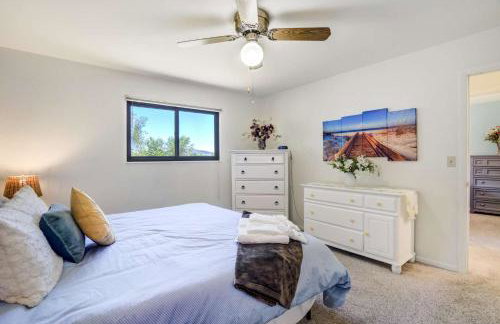 Central 3BR Home Near UCCS & Hospitals | MTR Ready - Foto 11