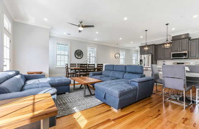 Chic 4 BR Condo - Large Pool - Perfect Location - Photo 21