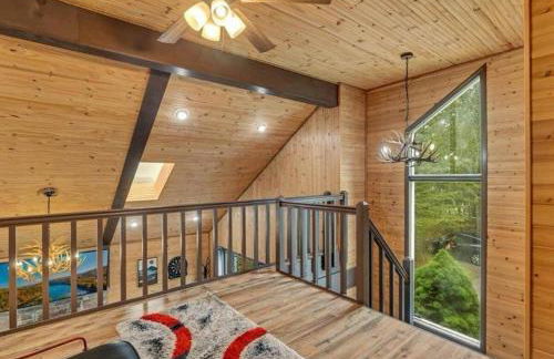 Cabin Retreat with Hot Tub - Foto 14