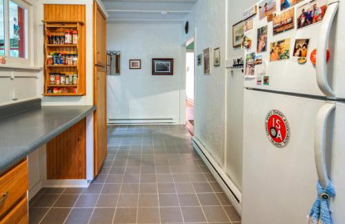 Harbert Cottage with Fire Pit Half Mile to Beach! - Foto 9