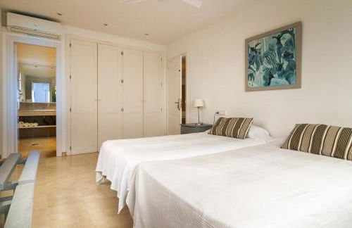 Modern apartment with pool on the beachfront in Marbella by SharingCo - Photo 21