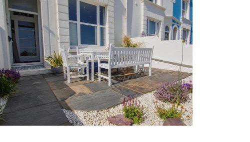 Beach View - A Truly Stunning House Opposite The Sea! Sleeps 10! Families, Friends, Contractors and Pets are all Welcome! - Foto 5, Garden, Garden view