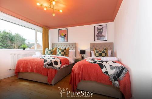 Stunning Bishop Auckland House with 5-bedrooms & 8 Beds Sleeps 12 with Free Parking by PureStay - Foto 4