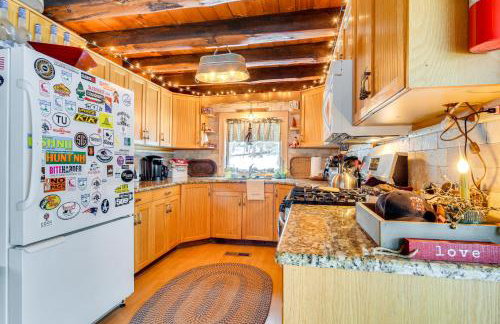 Deck and Fire Pit Secluded Cabin Near Lake Francis! - Foto 7