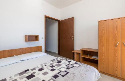 3 Bedroom Cozy Apartment In Prizna - Photo 25
