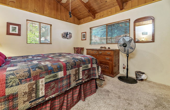 Catalina Retreat -Cozy mountain home in a tree filled neighborhood, plenty of games and a hot tub! - Foto 3