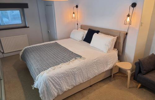 Neet Retreat - sleeps 7 next to beach - Foto 26