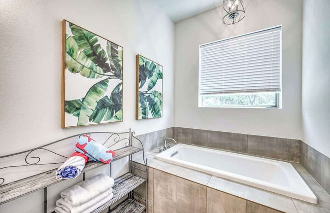 Upscale 5BR Home on Lake Travis With Hottub & Lake Views - Foto 26