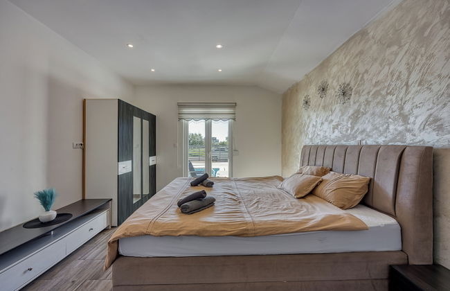 Holiday Home With Pool - Photo 8