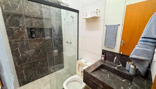 Casa Para Até 5 Hospedes Próximo UNITRI, Uberlândia Shopping e Palácio de Cristal - Foto 5, towels, Shower