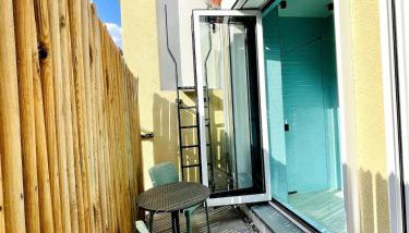Room with a bathroom and private entrance door - Photo 5