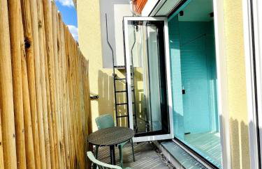 Room with a bathroom and private entrance door - Photo 5