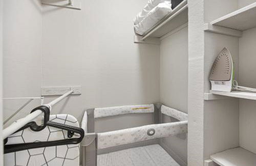 Emerald Loft - Pool, Gym & Free Parking! - Photo 14