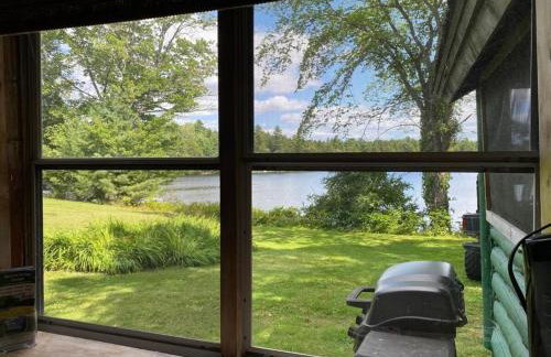 Waterfront Vacation Rental with Charming Wooden Interior near Mount Katahdin, Maine - Foto 13