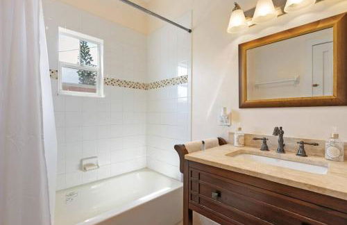 Beautiful Home Steps from the beach + Side Porch - Foto 9