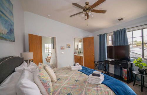 Spacious 3BR Home with Hot Tub & Private Yard - Foto 16