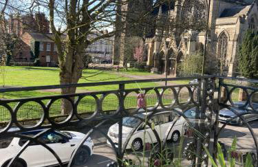 Beautiful, airy flat with Park views - Foto 1