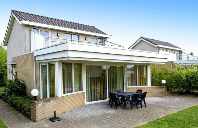 Stylish Villa by the Lake - Photo 1