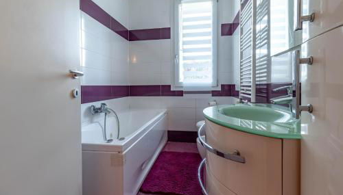 Airport Marco Polo -free park- - Photo 5